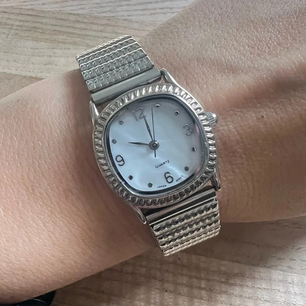 Ladies mother of pearl dial stainless steel bracelet watch NEW BATTERY